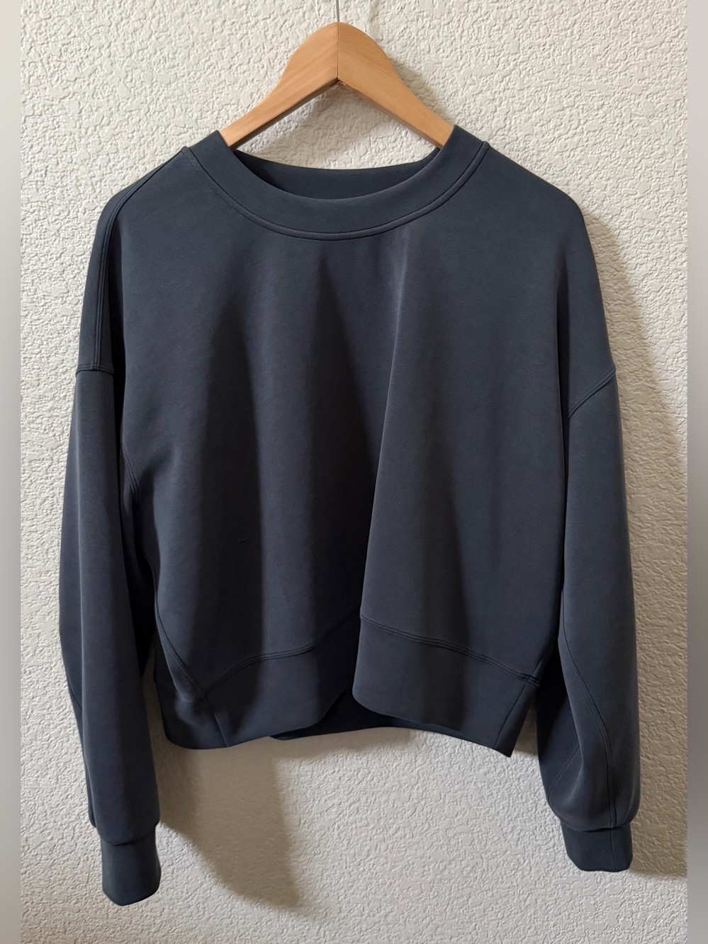Lululemon Women’s 8 Dark Gray Softstreme Perfectly Oversized Crop Crewneck FLAW